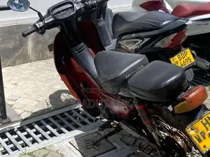 Kinetic Safari 2003 Motorbike (Used)