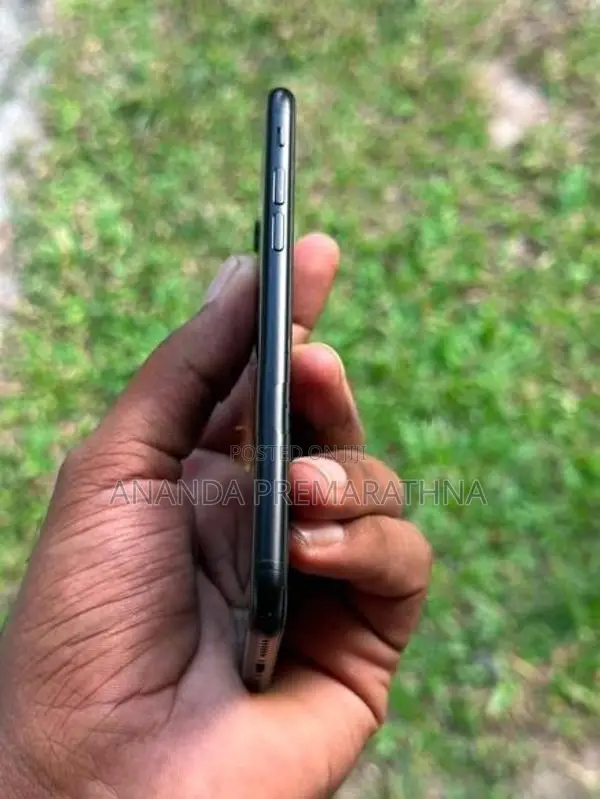Apple iPhone SE 2 (Used)