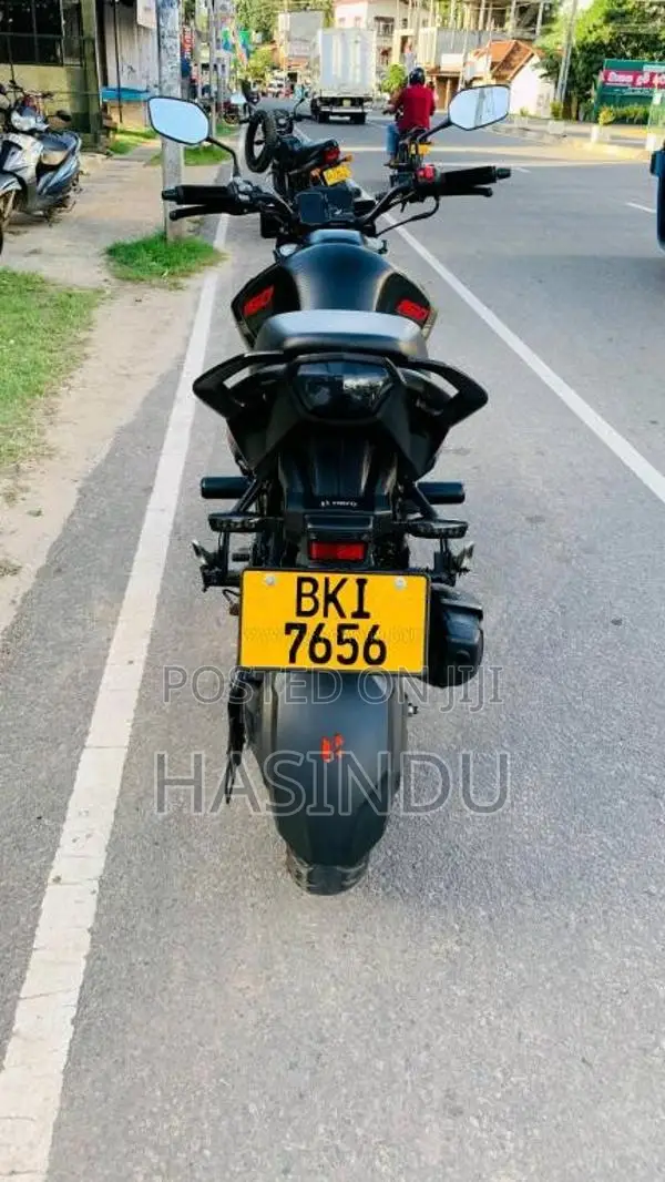 Hero Hunk 2025 Motorbike (Used)