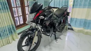 Hero Hunk 2015 Motorbike (Used)