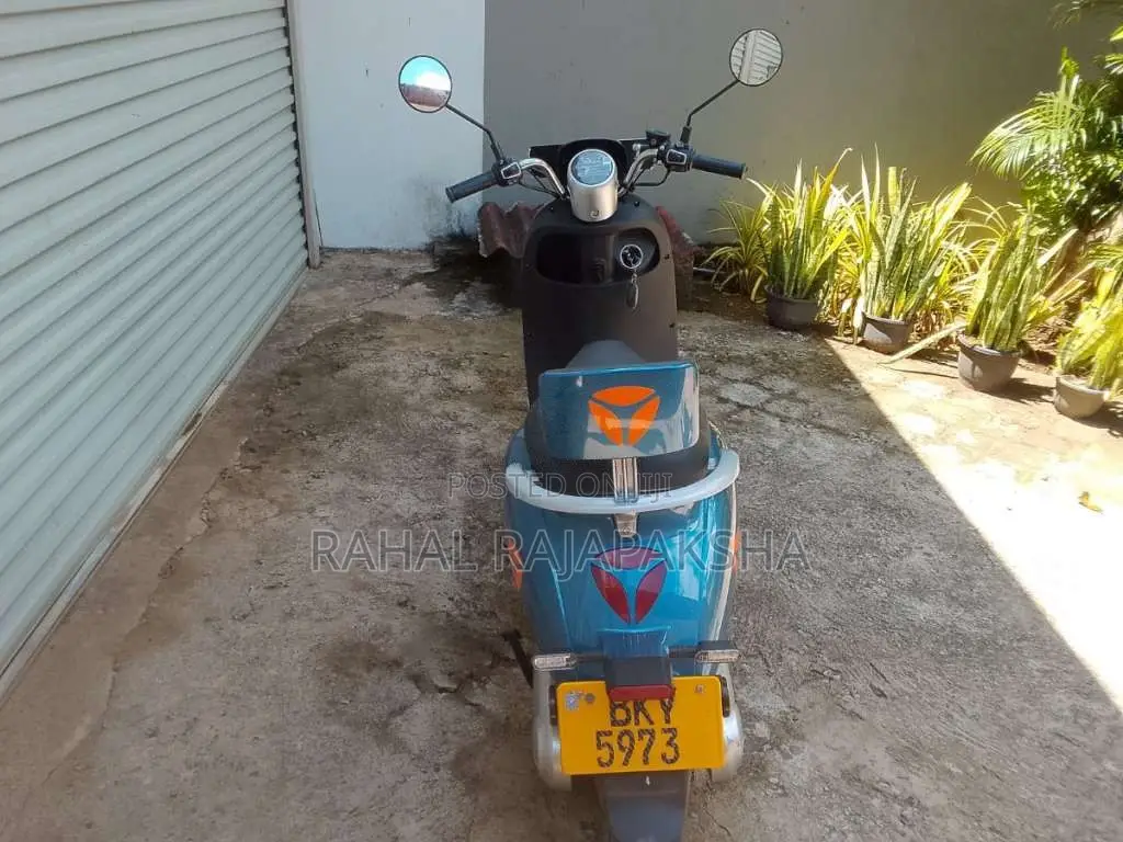 Yadea M6 2025 Motorbike (Used)
