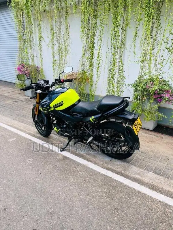 Hero Hunk 2025 Motorbike (Used)
