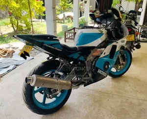 Honda Mc22 Gullarm 2006 Motorbike (Used)