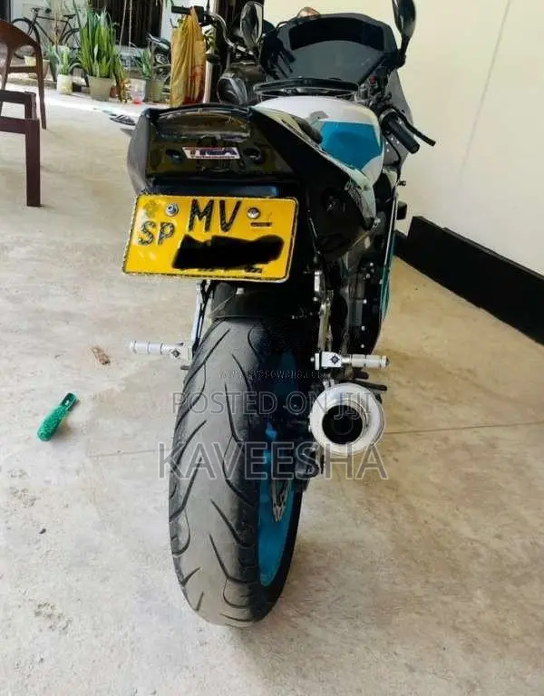 Honda Mc22 Gullarm 2006 Motorbike (Used)