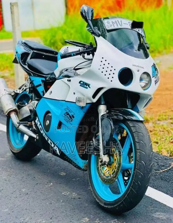 Honda Mc22 Gullarm 2006 Motorbike (Used)