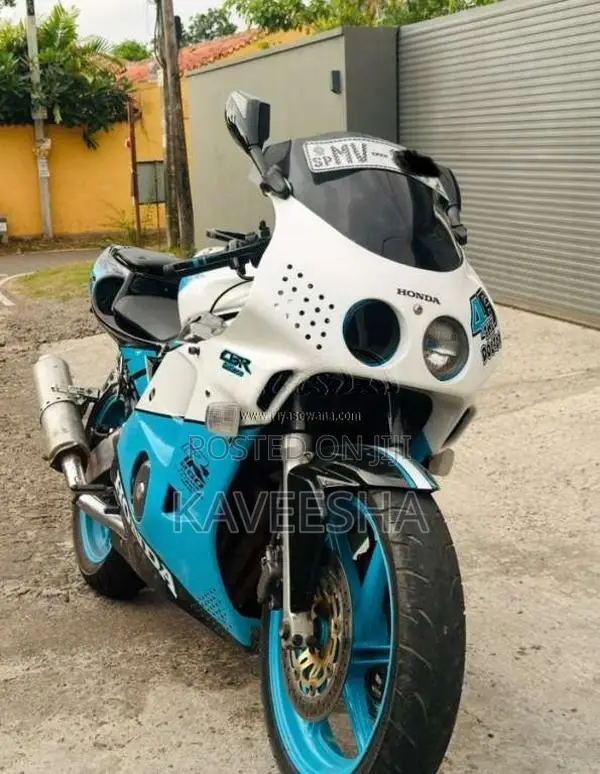 Honda Mc22 Gullarm 2006 Motorbike (Used)