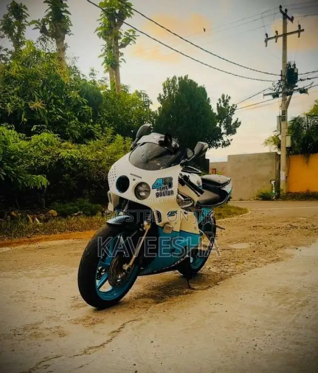 Honda Mc22 Gullarm 2006 Motorbike (Used)