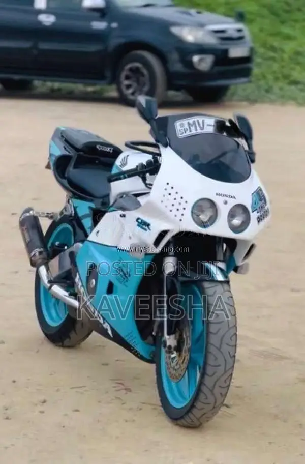 Honda Mc22 Gullarm 2006 Motorbike (Used)