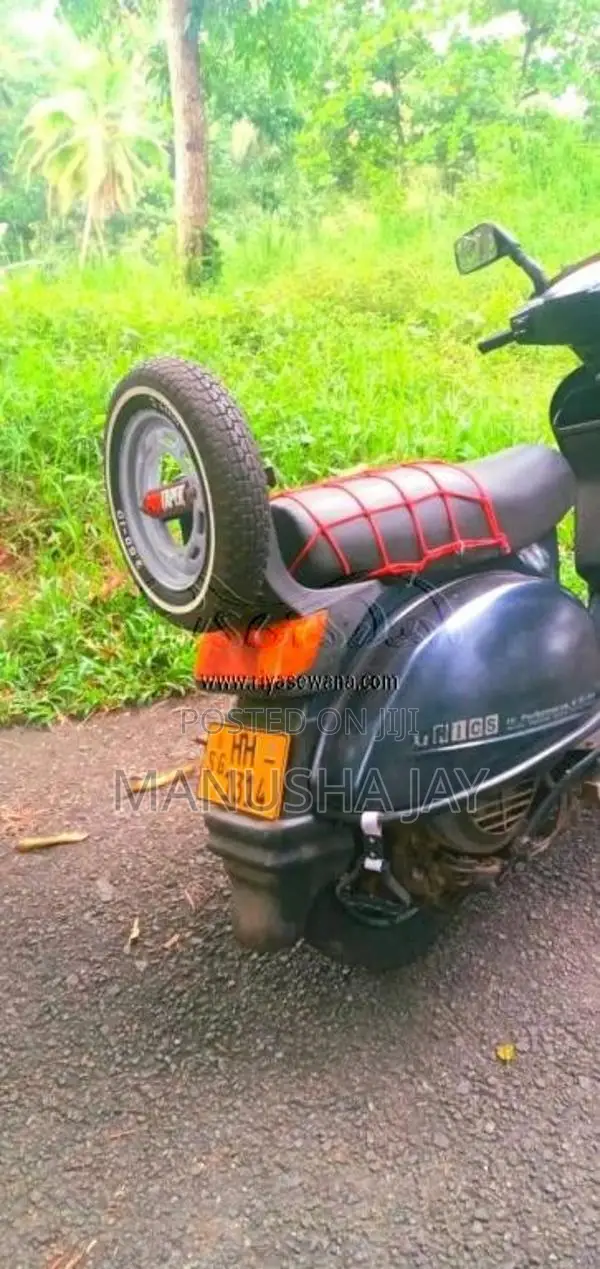 Bajaj Vespa 2004 Motorbike (Used)