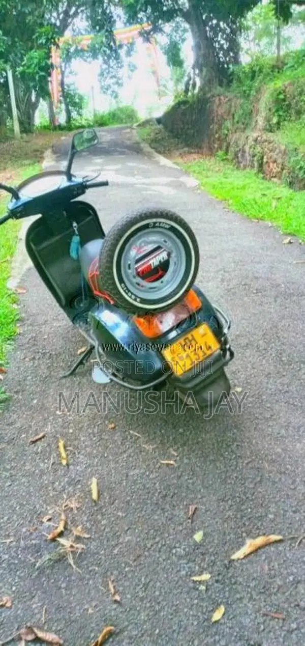 Bajaj Vespa 2004 Motorbike (Used)