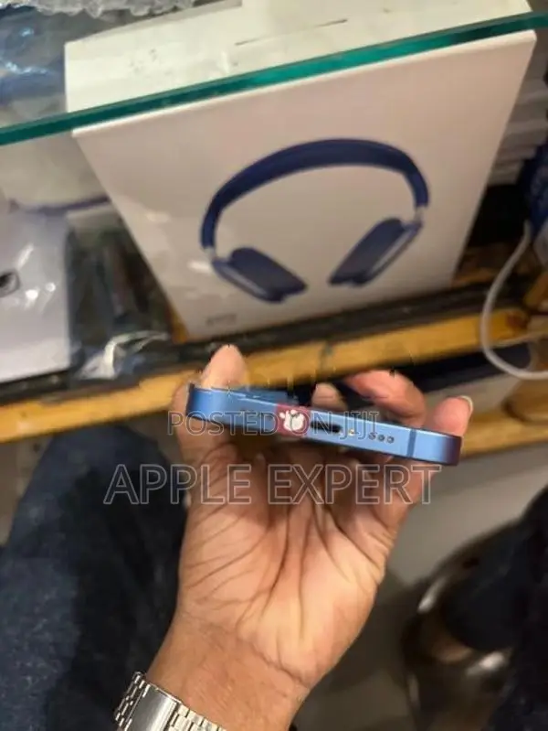 Apple iPhone 13 (Used)