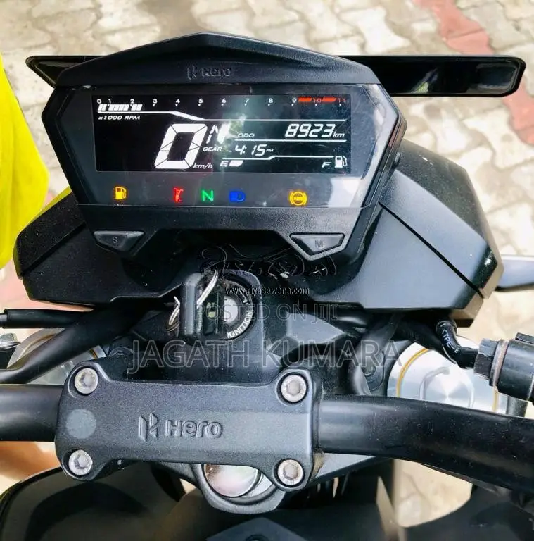 Hero Hunk 2025 Motorbike (Used)