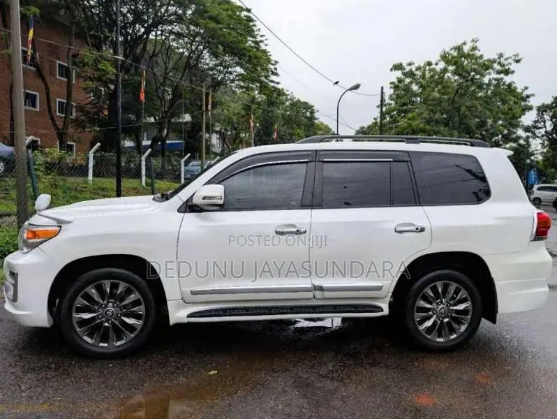 Toyota Land Cruiser 2013 SUV (Used)