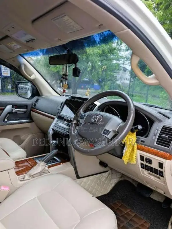 Toyota Land Cruiser 2013 SUV (Used)