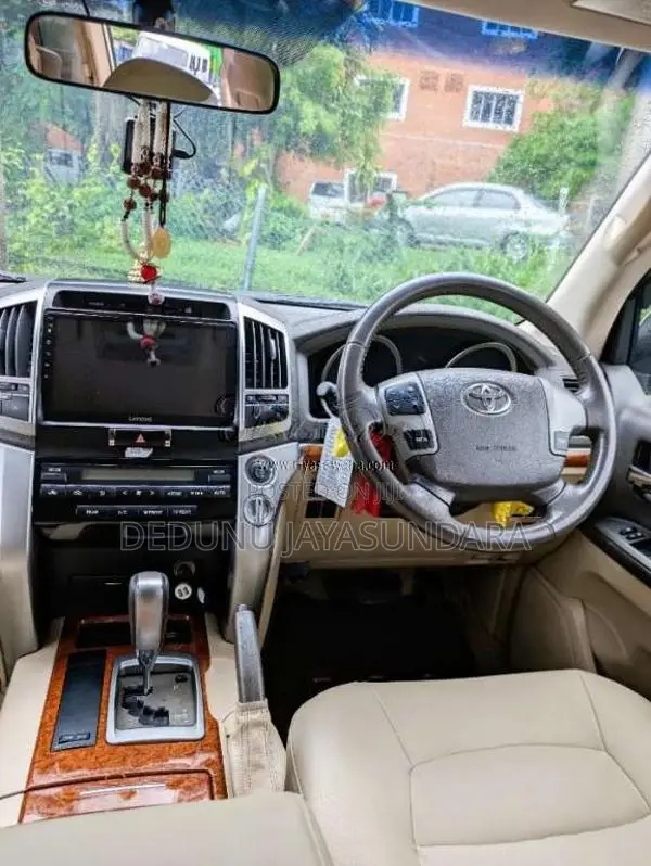 Toyota Land Cruiser 2013 SUV (Used)