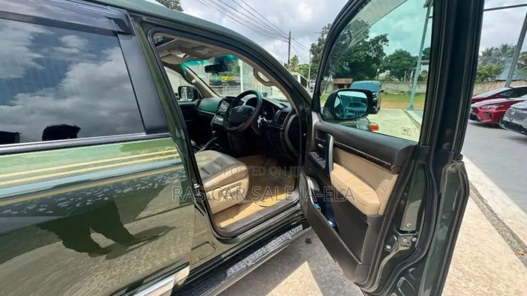 Toyota Land Cruiser 2011 SUV (Used)