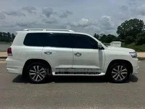 Toyota V8 2016 SUV (Used)