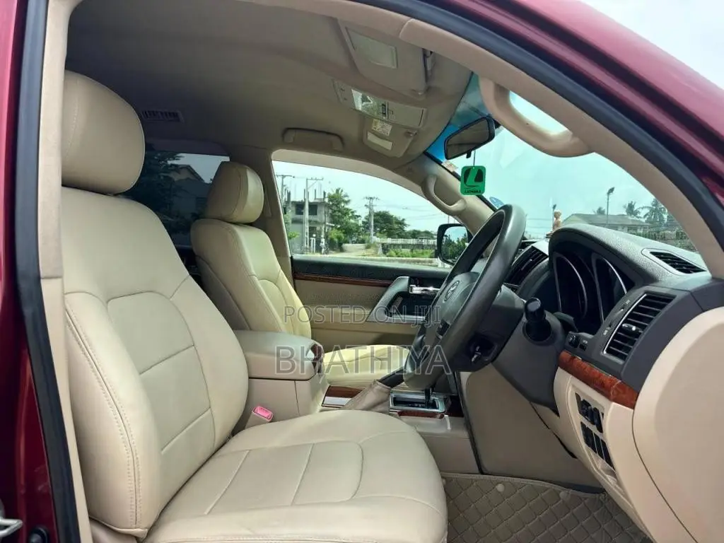 Toyota Land Cruiser Sahara V8 2013 SUV (Used)