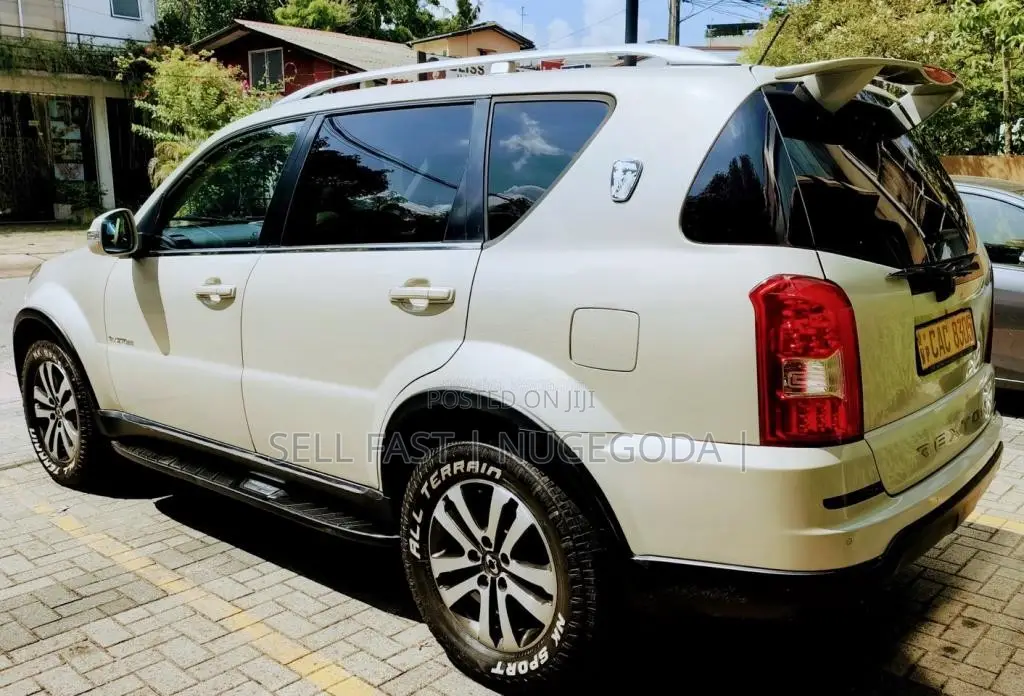 Micro Rexton W 2014 SUV (Used)