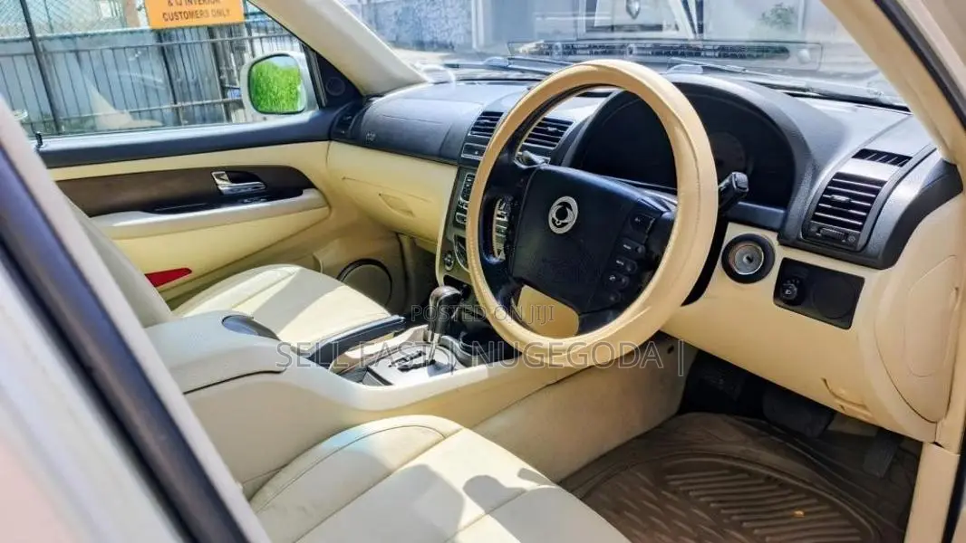 Micro Rexton W 2014 SUV (Used)