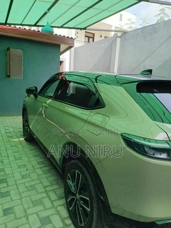 Honda Vezel Z Play With Moon Roof 2023 SUV (Used)
