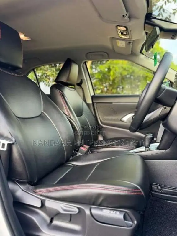 Toyota Yaris Cross HYBRID 4WAY 2022 SUV (Used)