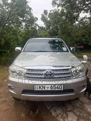 Toyota Fortuner 2011 SUV (Used)