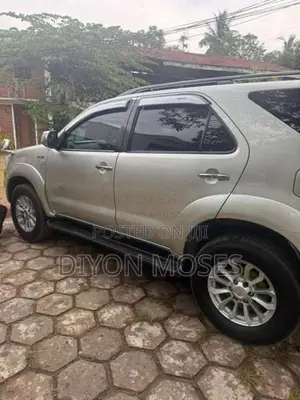 Toyota Fortuner 2011 SUV (Used)