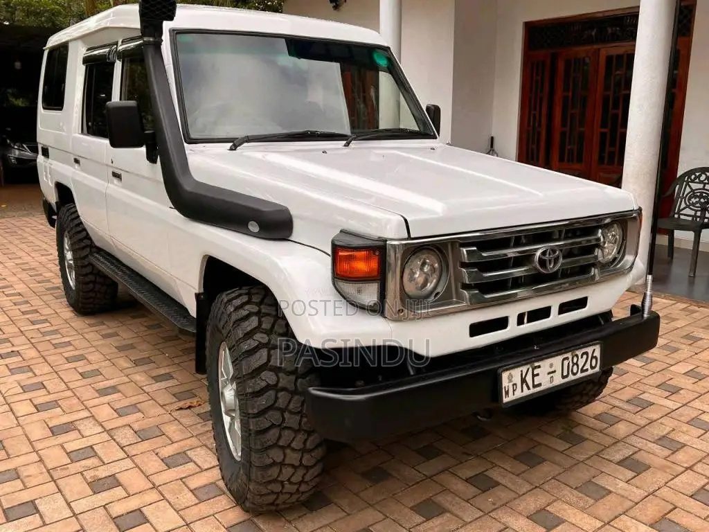 Toyota Land Cruiser 2005 SUV (Used)
