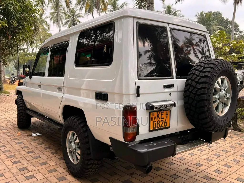 Toyota Land Cruiser 2005 SUV (Used)