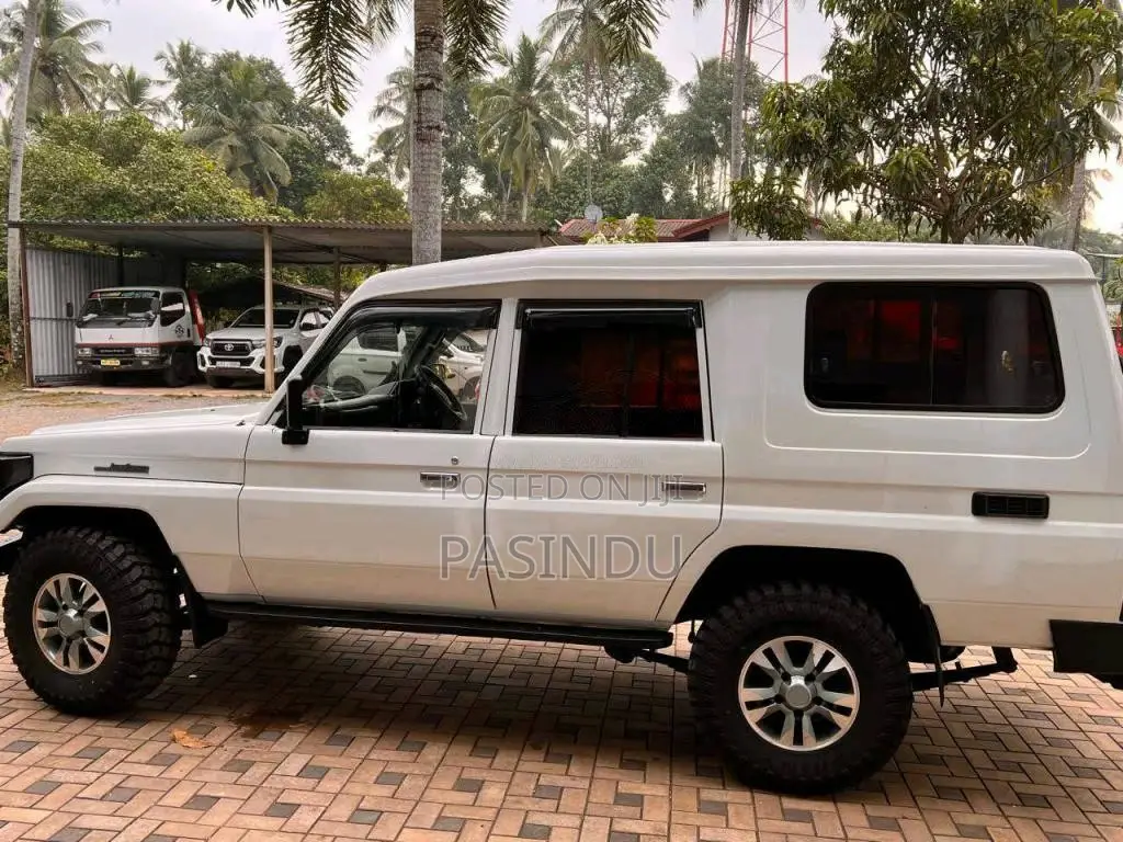 Toyota Land Cruiser 2005 SUV (Used)