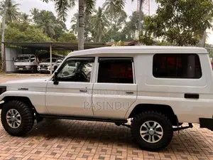 Toyota Land Cruiser 2005 SUV (Used)