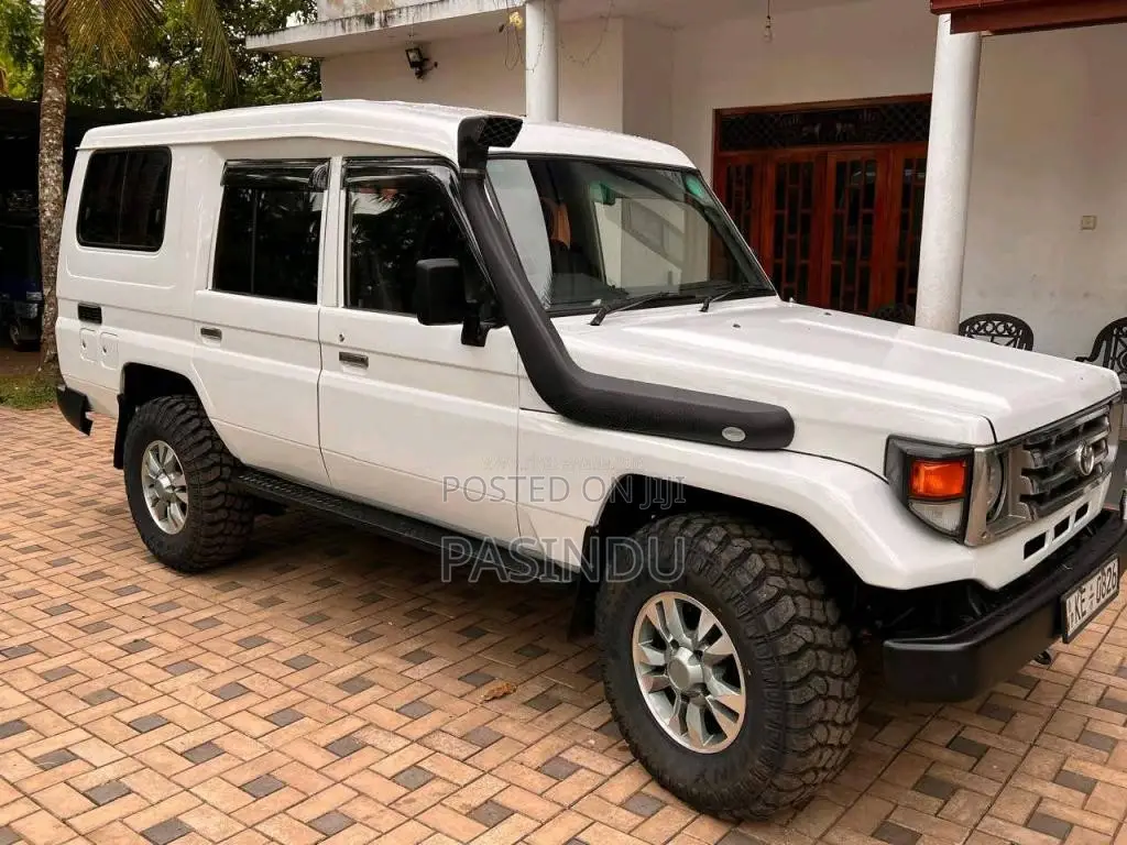 Toyota Land Cruiser 2005 SUV (Used)