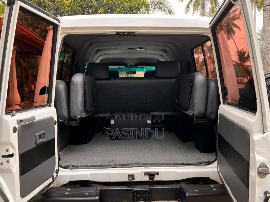 Toyota Land Cruiser 2005 SUV (Used)