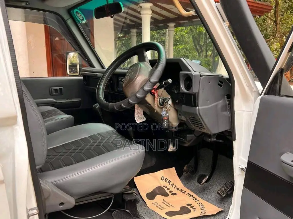 Toyota Land Cruiser 2005 SUV (Used)