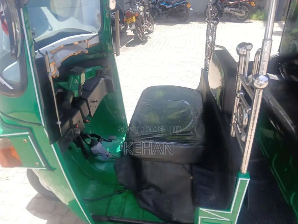 Bajaj RE 205 2011 Three Wheel (Used)