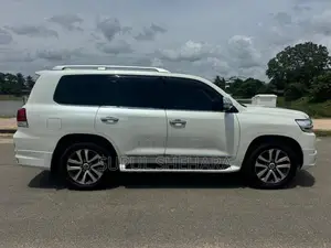 Toyota V8 2016 SUV (Used)