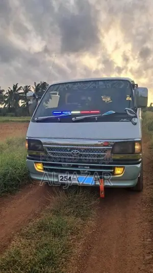 Toyota HIACE DOLPHIN LH113 SUPER GL 2000 Van (Used)