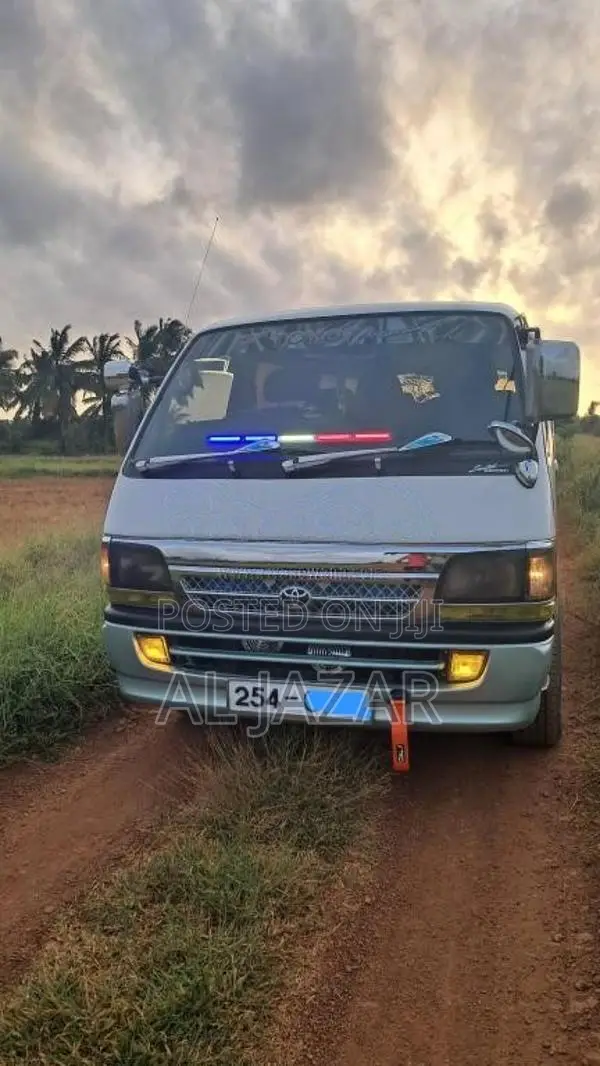 Toyota HIACE DOLPHIN LH113 SUPER GL 2000 Van (Used)