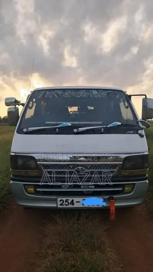 Toyota HIACE DOLPHIN LH113 SUPER GL 2000 Van (Used)