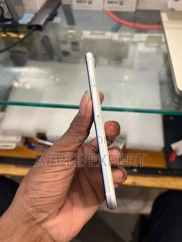 Apple iPhone SE 2 (Used)
