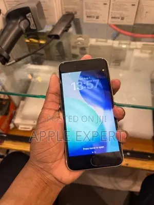 Apple iPhone SE 2 (Used)
