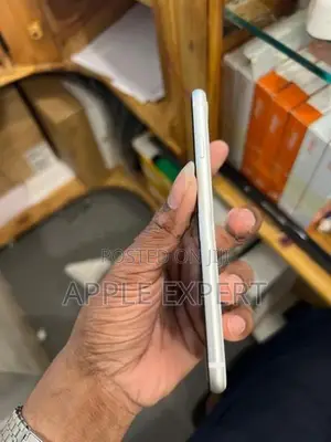 Apple iPhone SE 2 (Used)