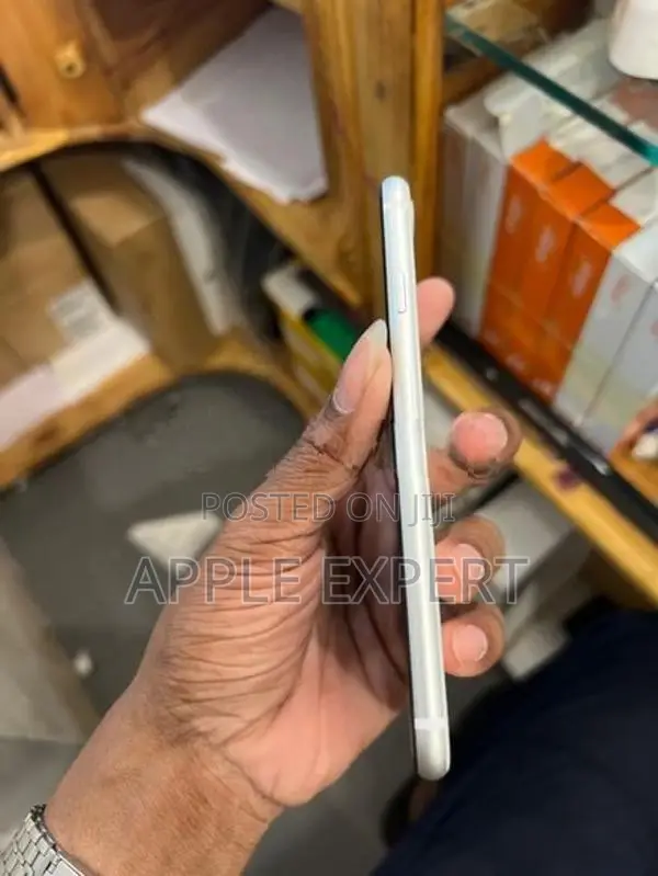Apple iPhone SE 2 (Used)