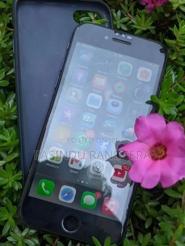Apple iPhone SE 2 128GB (Used)