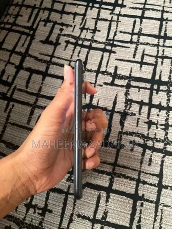 Apple iPhone SE 2 64GB (Used)