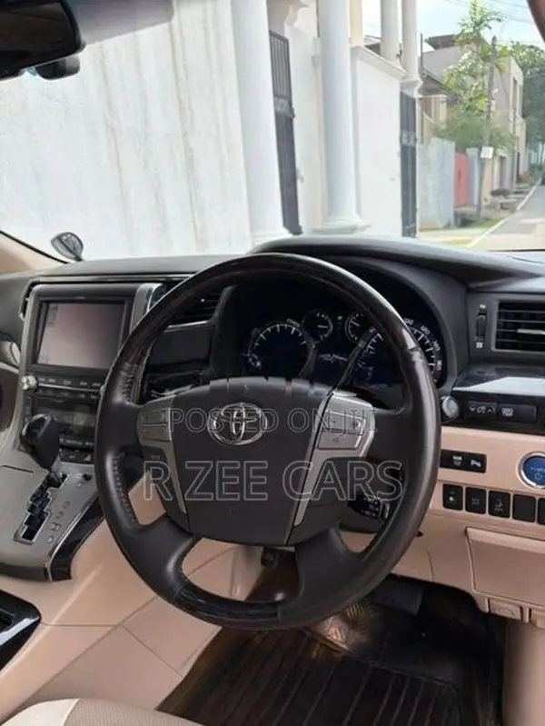 Toyota Alphard Executive Lounge 2014