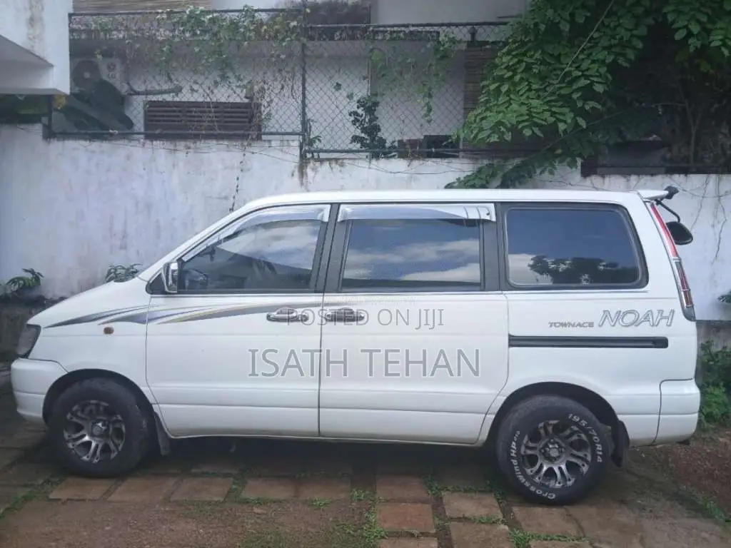 Toyota Noah 2000 Van (Used)