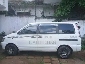 Toyota Noah 2000 Van (Used)
