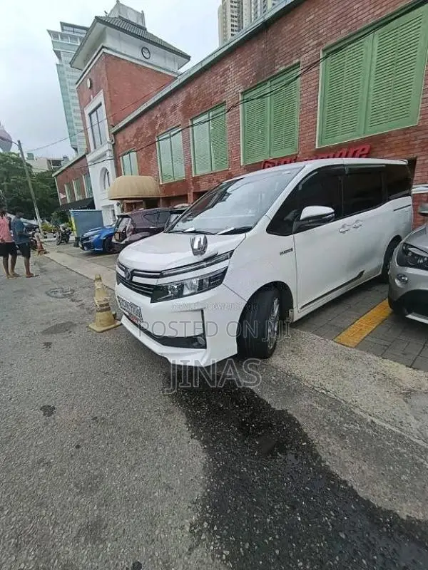 Toyota VOXY V GRADE 2014 Van (Used)